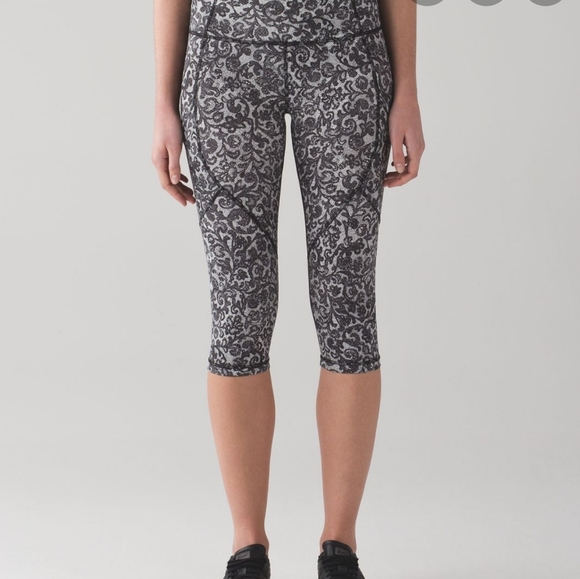 Lululemon Outrun 17" Crop Leggings - Picture 2 of 15